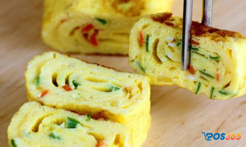 Trứng rán, lạc, đậu sốt cà chua