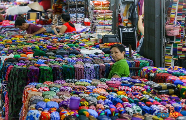 Chợ vải trên đường Lê Minh Xuân