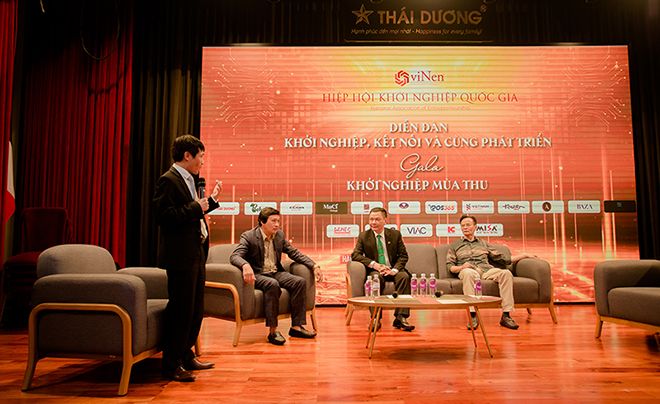 Chủ tịch Đinh Việt Hòa của Hiệp hội khởi nghiệp Quốc Gia đang phát biểu tại sự kiện