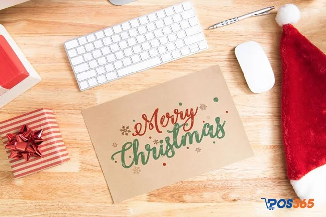 Sử dụng tấm thiệp noel để trang trí bàn làm việc