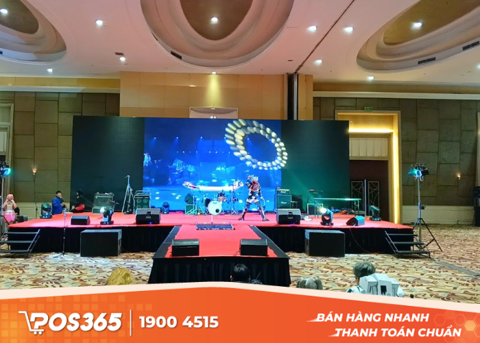 Sân khấu được lồng ghép logo nhà hàng một cách khéo léo