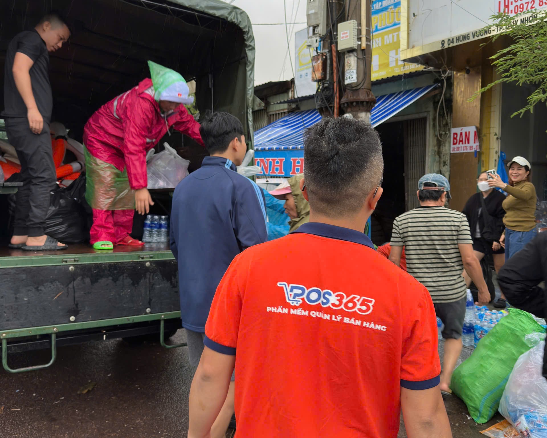 Bà con ai cũng vui bởi nước sạch - đồ ăn sẵn sau nhiều ngày đã cạn kiệt