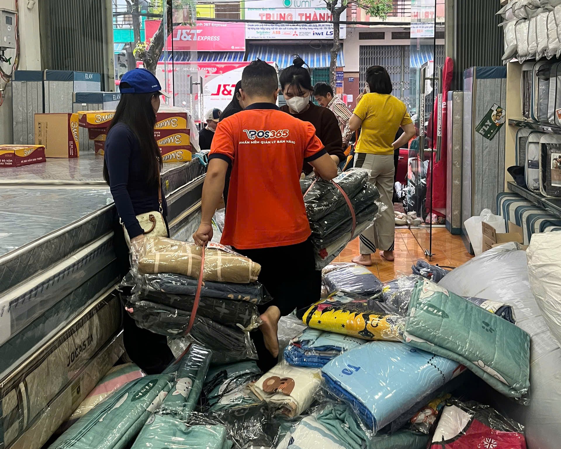 Không chỉ nước uống - đồ ăn, chăn ấm cũng rất có ích cho bà con vùng lũ