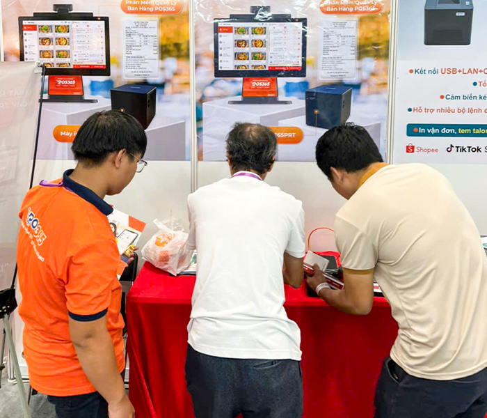 Nhân viên POS365 setup cho khách dùng thử ngay tại gian hàng