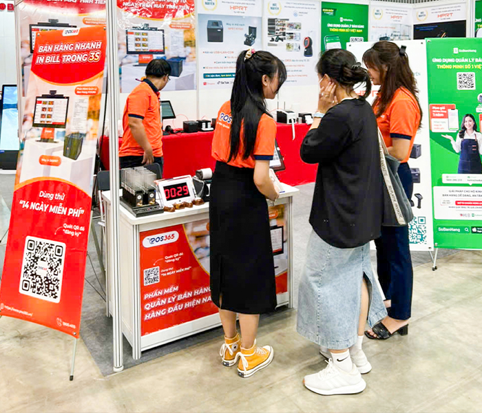Máy POS, máy in HPRT, màn hình đôi...đều được bày bán tại gian hàng