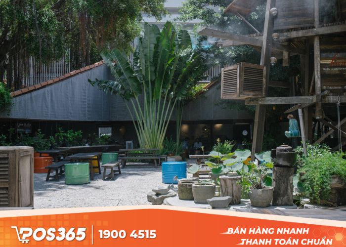 Không gian quán ăn tươi mát, hoà mình với thiên nhiên giữa lòng thành phố