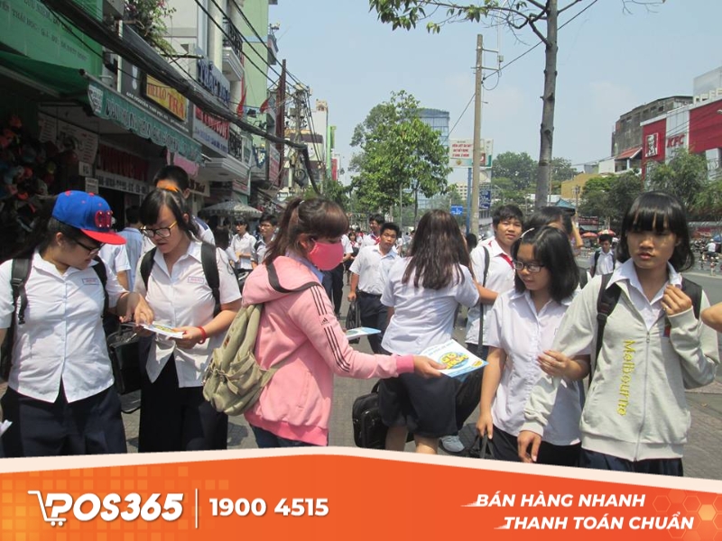 Cách marketing quán cafe bằng phát tờ rơi