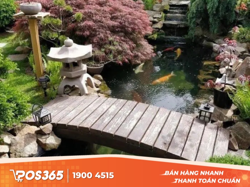 Mẫu thiết kế quán cafe cá Koi có cầu bắc ngang hồ