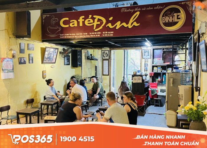 Cafe Đinh thu hút nhiều khách Tây