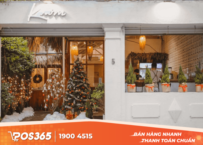 Trang trí cửa quán cafe lung linh với các linh vật giáng sinh