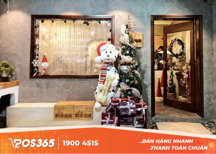 Trang trí noel quán cafe với cây thông