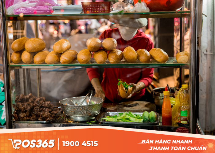 Ngăn trưng bày bánh mì, thịt và các loại rau