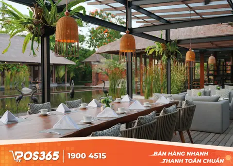 Khu bàn ăn của nhà hàng tiệc cưới