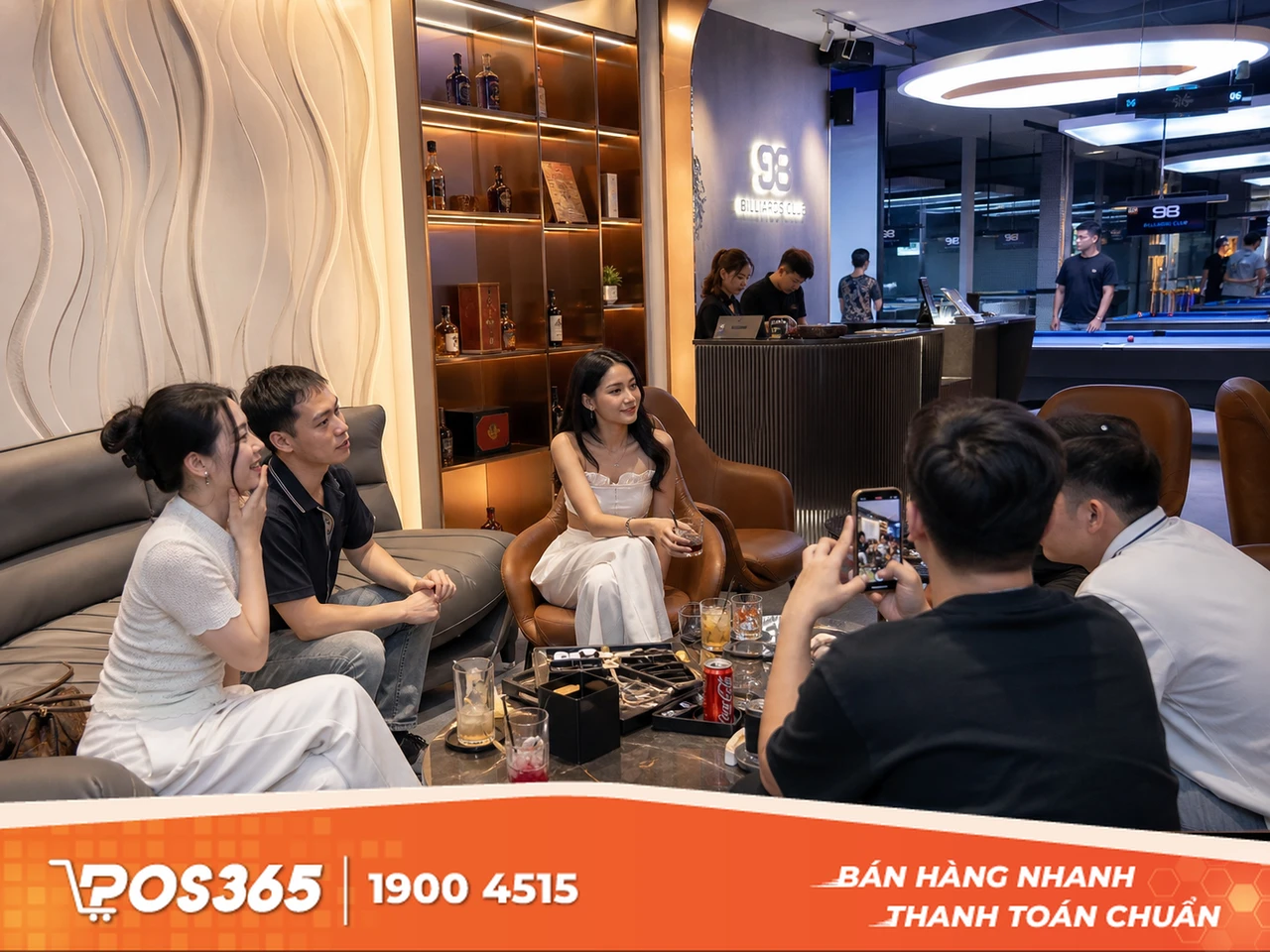 B&agrave;n ghế chờ (lounge chair) v&agrave; quầy bar nhỏ cạnh g&oacute;c check-in