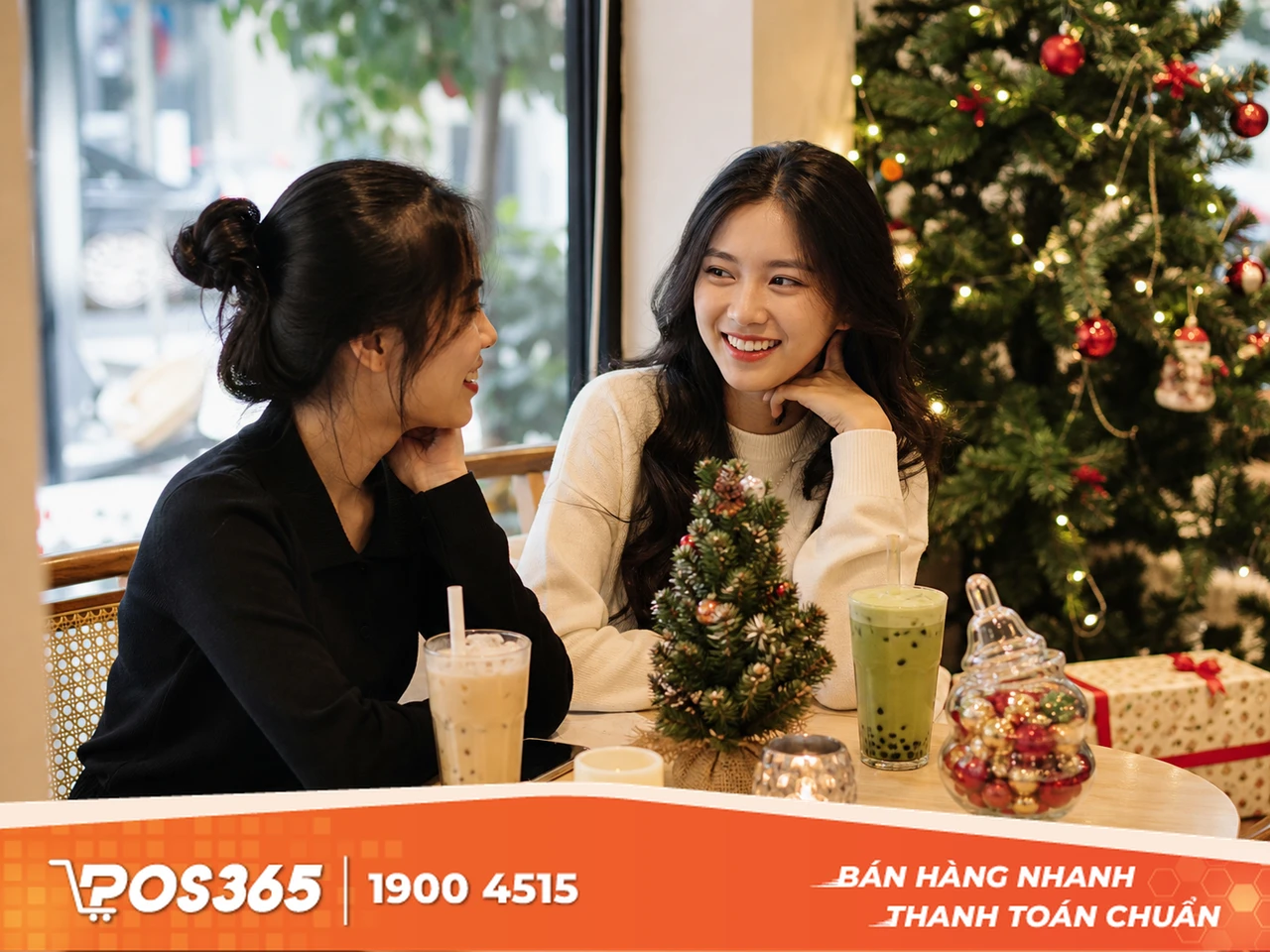 C&acirc;y th&ocirc;ng mini để b&agrave;n v&agrave; quả ch&acirc;u lấp l&aacute;nh