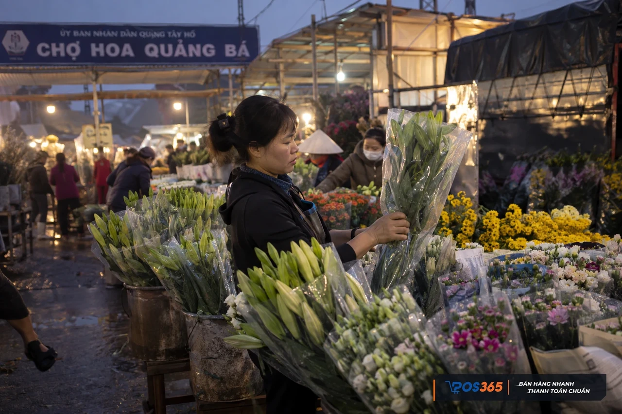 Chợ hoa đ&ecirc;m Quảng B&aacute; H&agrave; Nội