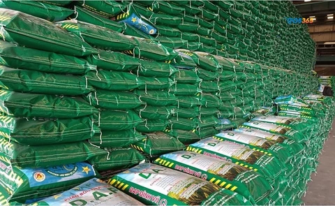 Chuẩn bị kh&ocirc;ng gian trưng b&agrave;y sản phẩm cửa h&agrave;ng