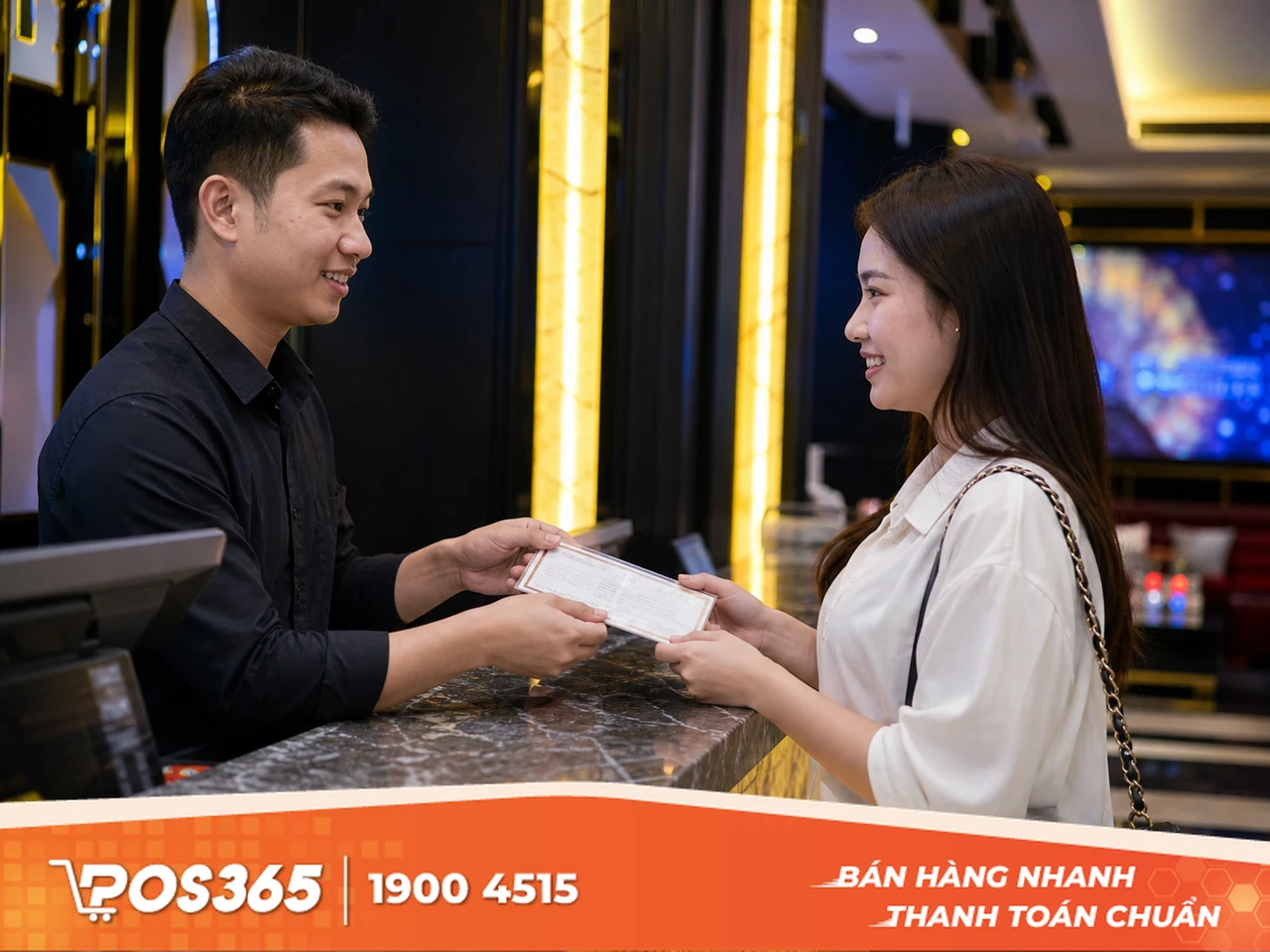 Đưa ra giải pháp đền bù thỏa đáng và chủ động nhờ khách cập nhật lại số sao