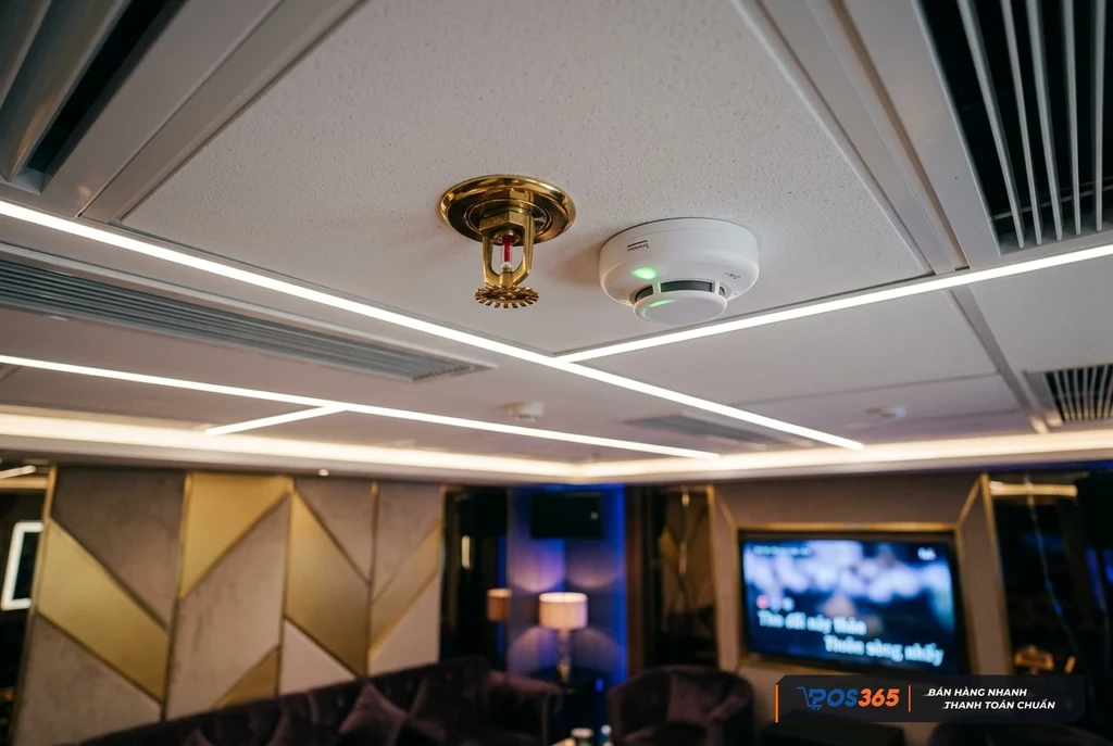 Đầu phun Sprinkler v&agrave; cảm biến b&aacute;o kh&oacute;i trần