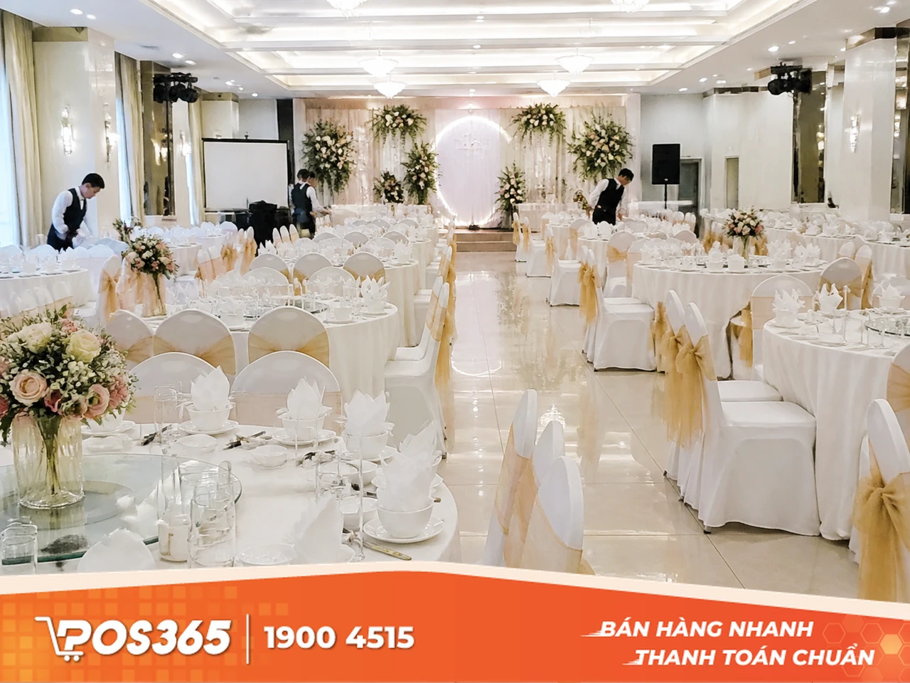 Không gian bàn tiệc và lối đi phục vụ