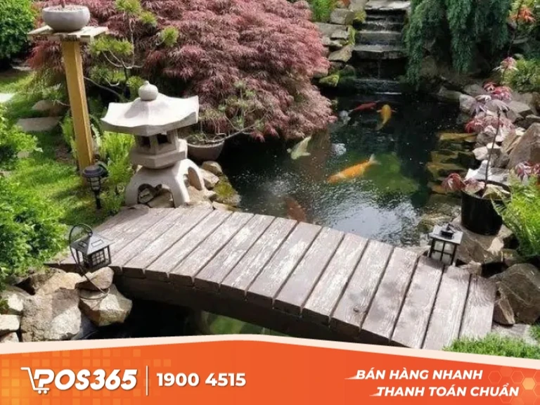 Mẫu thiết kế qu&aacute;n cafe c&aacute; Koi c&oacute; cầu bắc ngang hồ