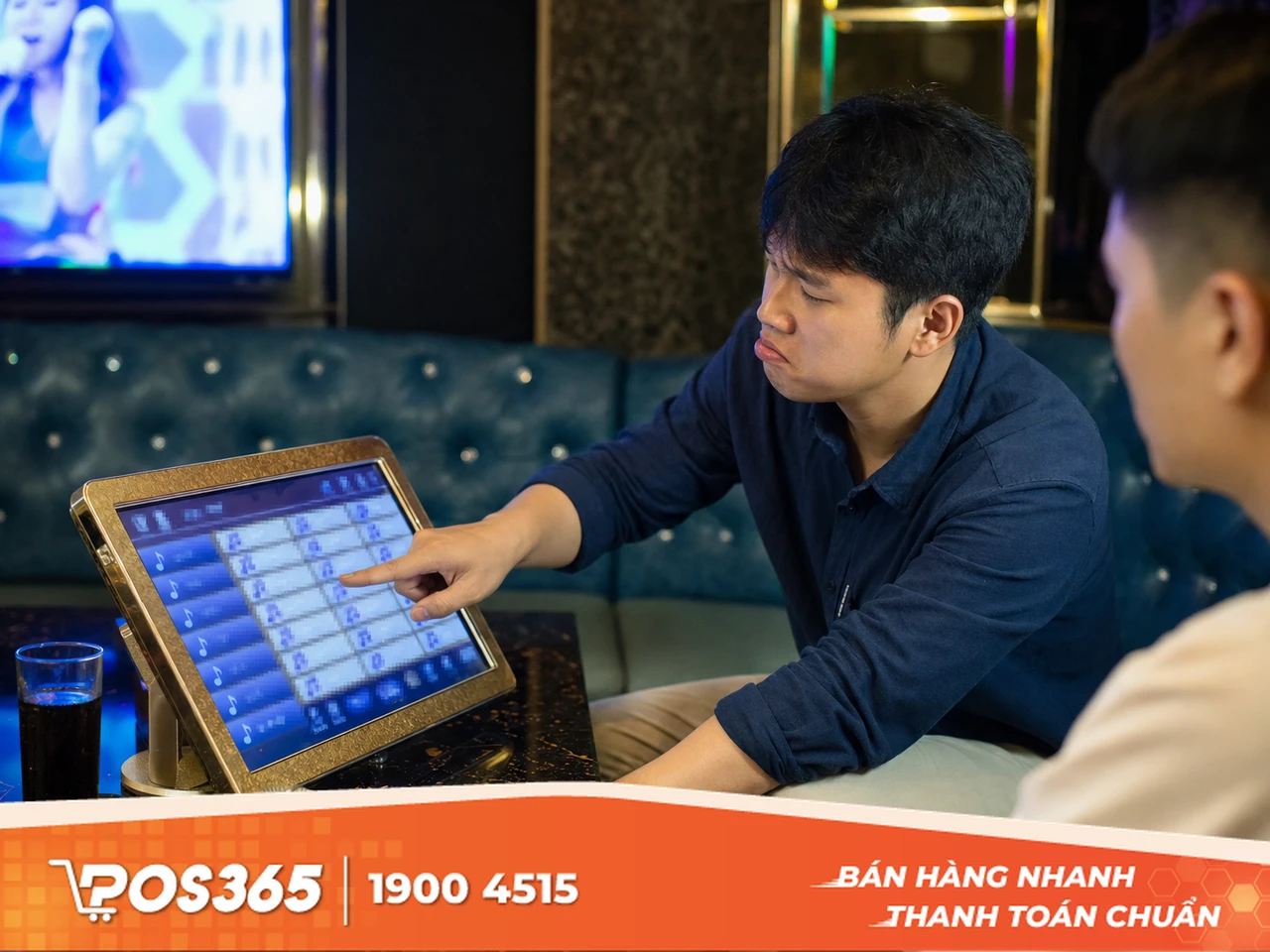 Thiết bị điều khiển cũ kỹ v&agrave; danh s&aacute;ch b&agrave;i h&aacute;t lỗi thời