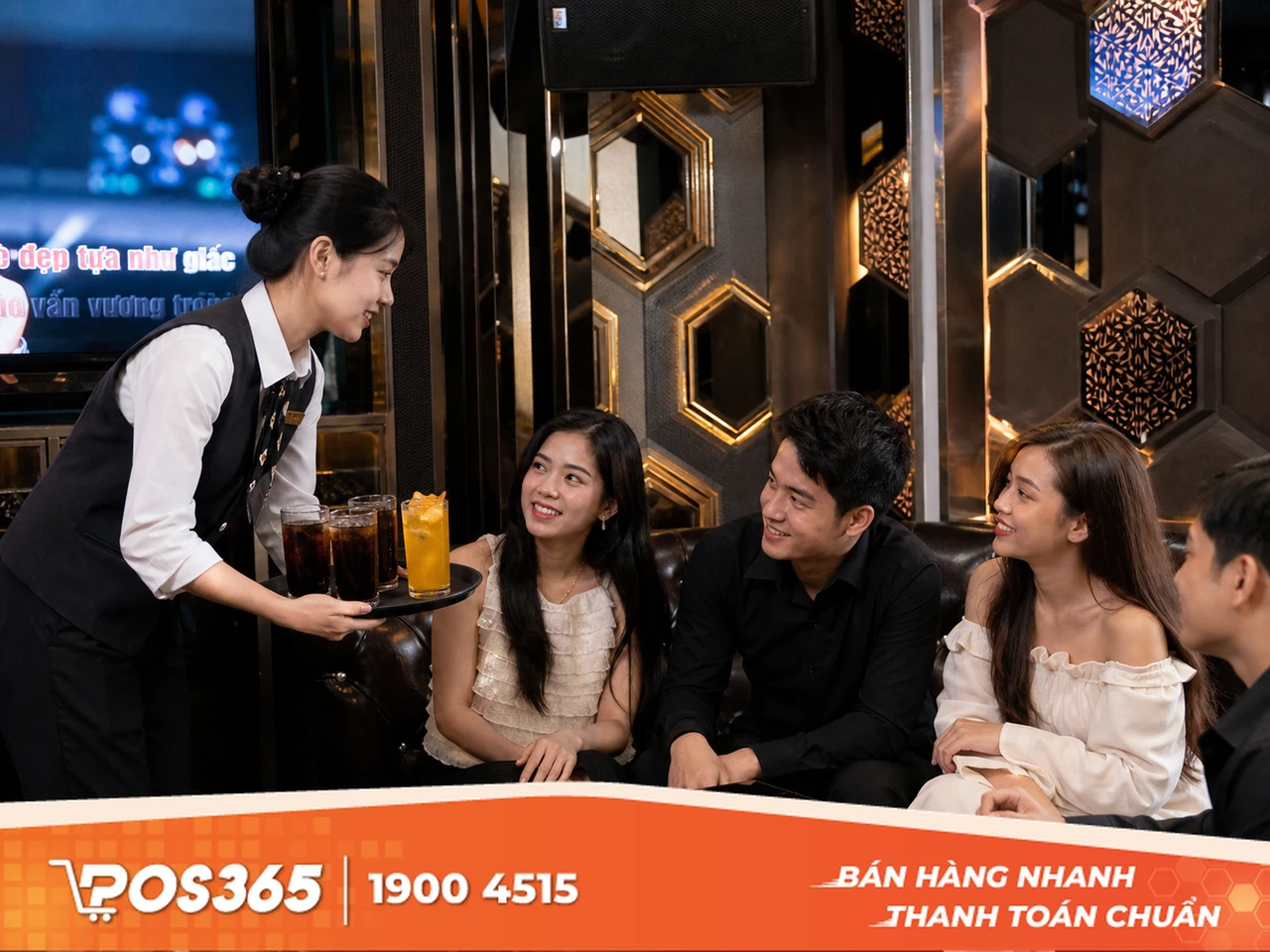 Thời điểm 2: Khi phục vụ mang đợt đồ uống đầu tiên vào phòng