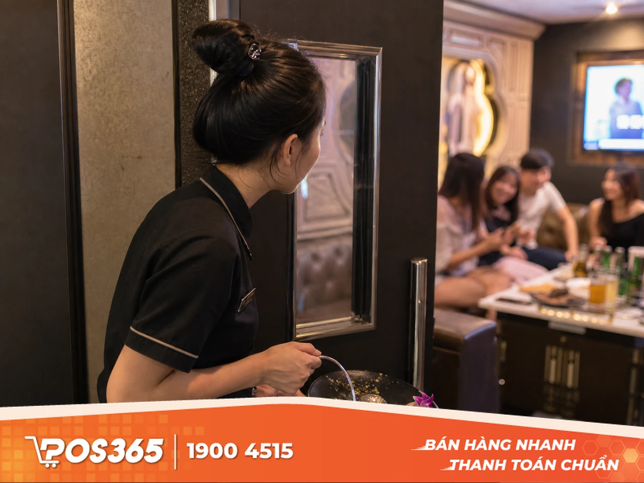 Thời điểm 3: Giữa cuộc vui - Khi lượng đồ ăn/đồ uống bắt đầu cạn