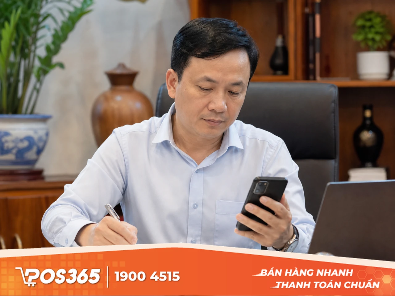 Tiếp nhận thông tin với thái độ bình tĩnh, tuyệt đối không cãi tay đôi công khai