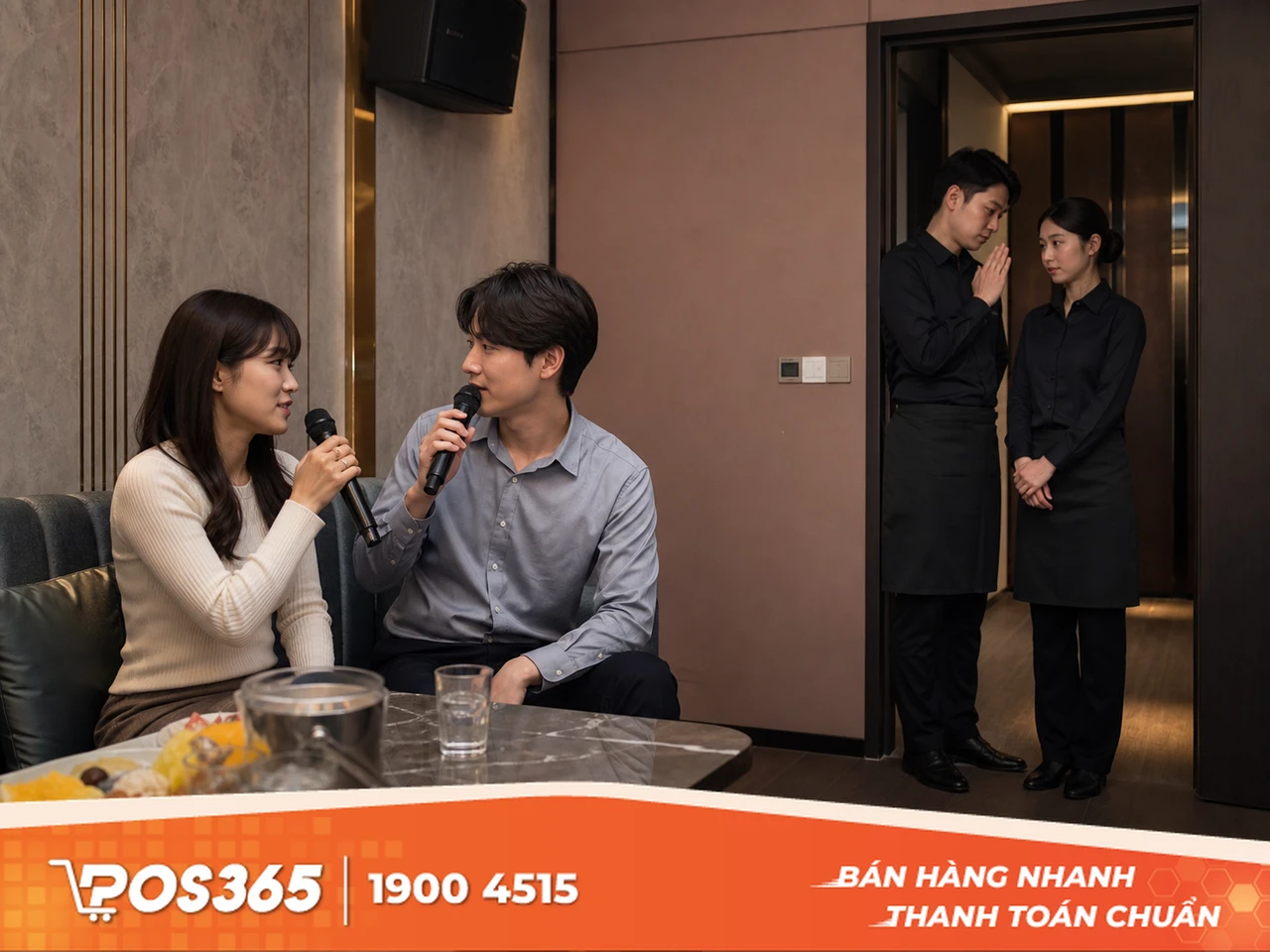 Tỏ th&aacute;i độ "ch&ecirc;" giọng h&aacute;t hoặc soi m&oacute;i ri&ecirc;ng tư của kh&aacute;ch