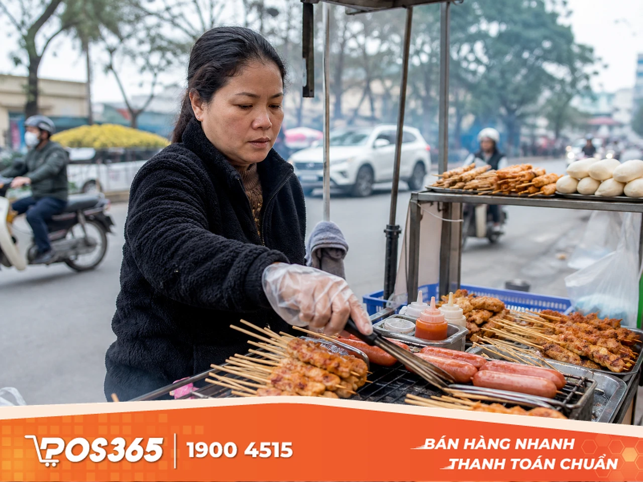 Xe đẩy thịt xiên nướng và xúc xích
