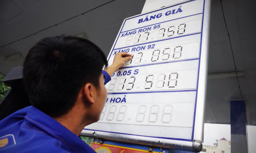 Giá xăng tiếp tục giảm gần 200 đồng/ lít