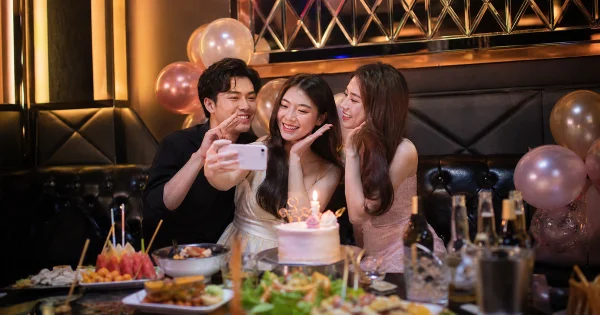 Dịch vụ trang trí phòng karaoke sinh nhật: Mỏ vàng tăng doanh thu