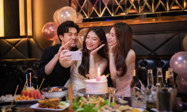 Dịch vụ trang trí phòng karaoke sinh nhật: Mỏ vàng tăng doanh thu